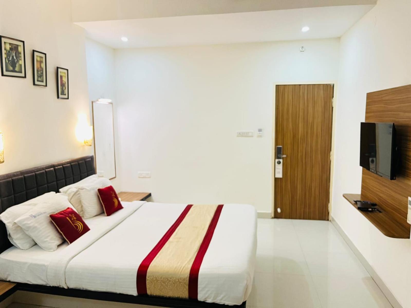 Hotel Grand Bee Бангалор Екстериор снимка