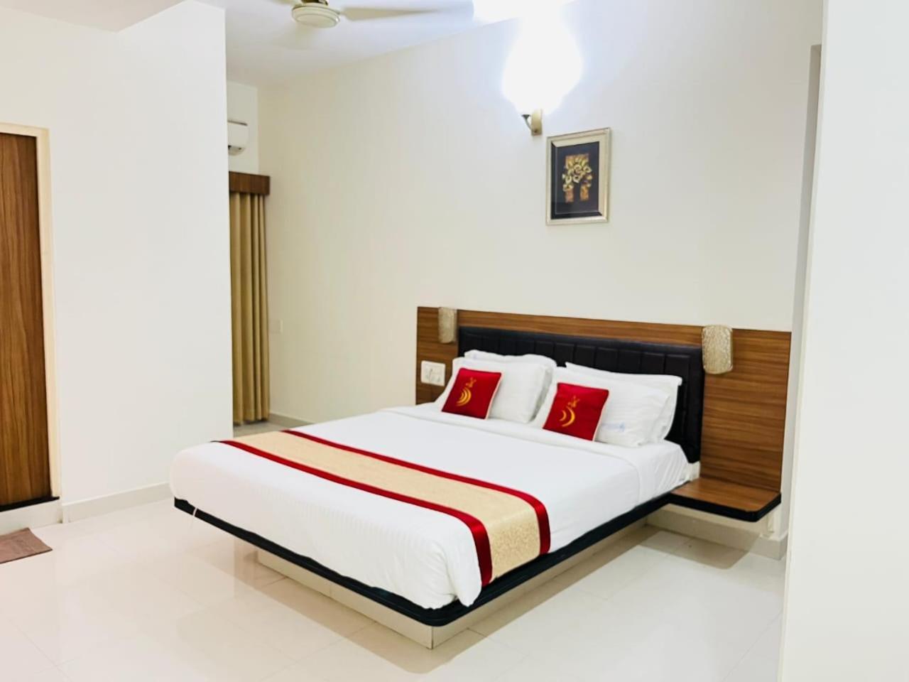 Hotel Grand Bee Бангалор Екстериор снимка